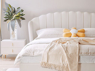  轻奢风格 扪皮+实木抽+金色脚金色拉手 床头柜