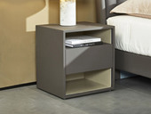 CBD 国际知名品牌 现代简约百搭款 柔润扪皮抽屉储物床头柜（颜色可定制 详情可咨询客服）（此产品有短途物流费）