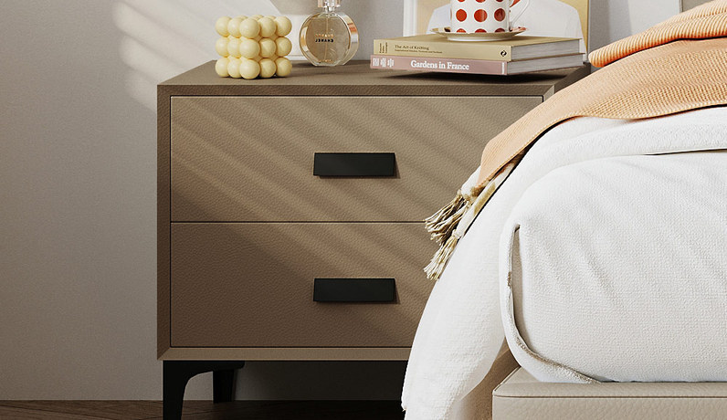歌迪 极简风格 全实木柜体+松木抽屉 皮艺 明茶褐 床头柜（黑色横拉手）