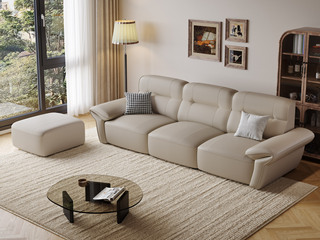  现代简约 细腻柔韧仿真皮 折叠厚实扶手可搭可枕 饱满软弹坐包绵柔包裹 分段式高靠背贴合身体舒缓压力 肩颈舒适倚靠 腰部柔弾承托 高密度舒弹海绵温和支撑 俄罗斯落叶实木框架 组合沙发 四人位+脚踏