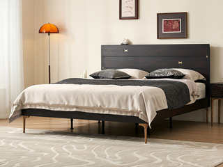  英伦风 进口实木微雕工艺 设计感深浅光影变化 厚实大板床头 灵动铜件点缀 阿尔贝托雕塑高腿 1.5*2.0米 实木床（搭配满铺燕尾油漆床板）