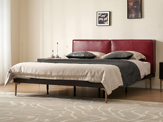  英伦风 实木软包床 进口实木微雕工艺 细腻亲肤油蜡仿真皮 独立饱满双靠包 舒缓释压 阿尔贝托雕塑金属高脚 1.8*2.0米 实木床（搭配满铺燕尾油漆床板）