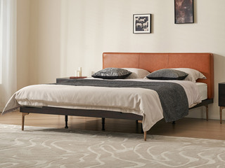  英伦风 实木软包床 进口实木微雕工艺 柔软顺滑油蜡仿真皮 轻薄床头小空间无压力 阿尔贝托雕塑金属高脚 1.8*2.0米 实木床（搭配满铺燕尾油漆床板）