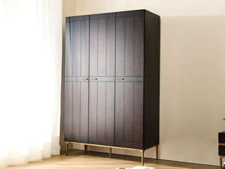  英伦风 进口实木微雕锻打锤纹肌理 设计感深浅光影变化 优质金属拉手 阿尔贝托雕塑金属高脚 三门衣柜