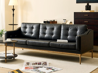  英伦风 进口实木微雕工艺 设计感深浅光影变化 柔软舒适油蜡仿真皮 切斯菲尔德纽扣元素 弧线形窄边扶手 阿尔贝托雕塑金属高脚 三人位沙发