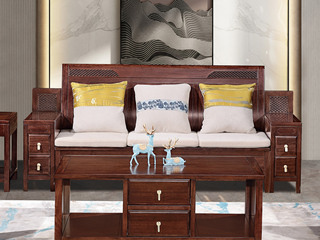  新中式 进口乌金木 纹理自然温润 舒适柔软棉麻布 精致鱼鳞纹设计 层次立体金属浮雕纹理 黑檀色 三人位沙发（抱枕花色随机）